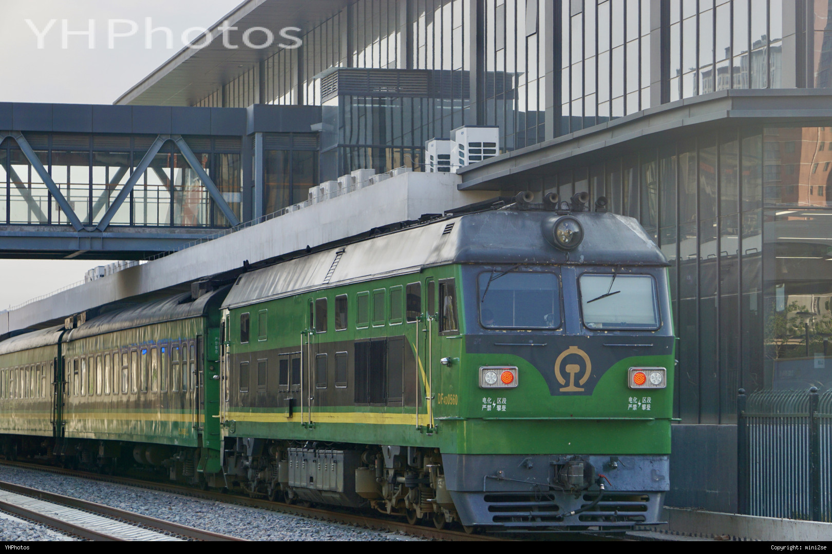 请输入文本-站一绿虎