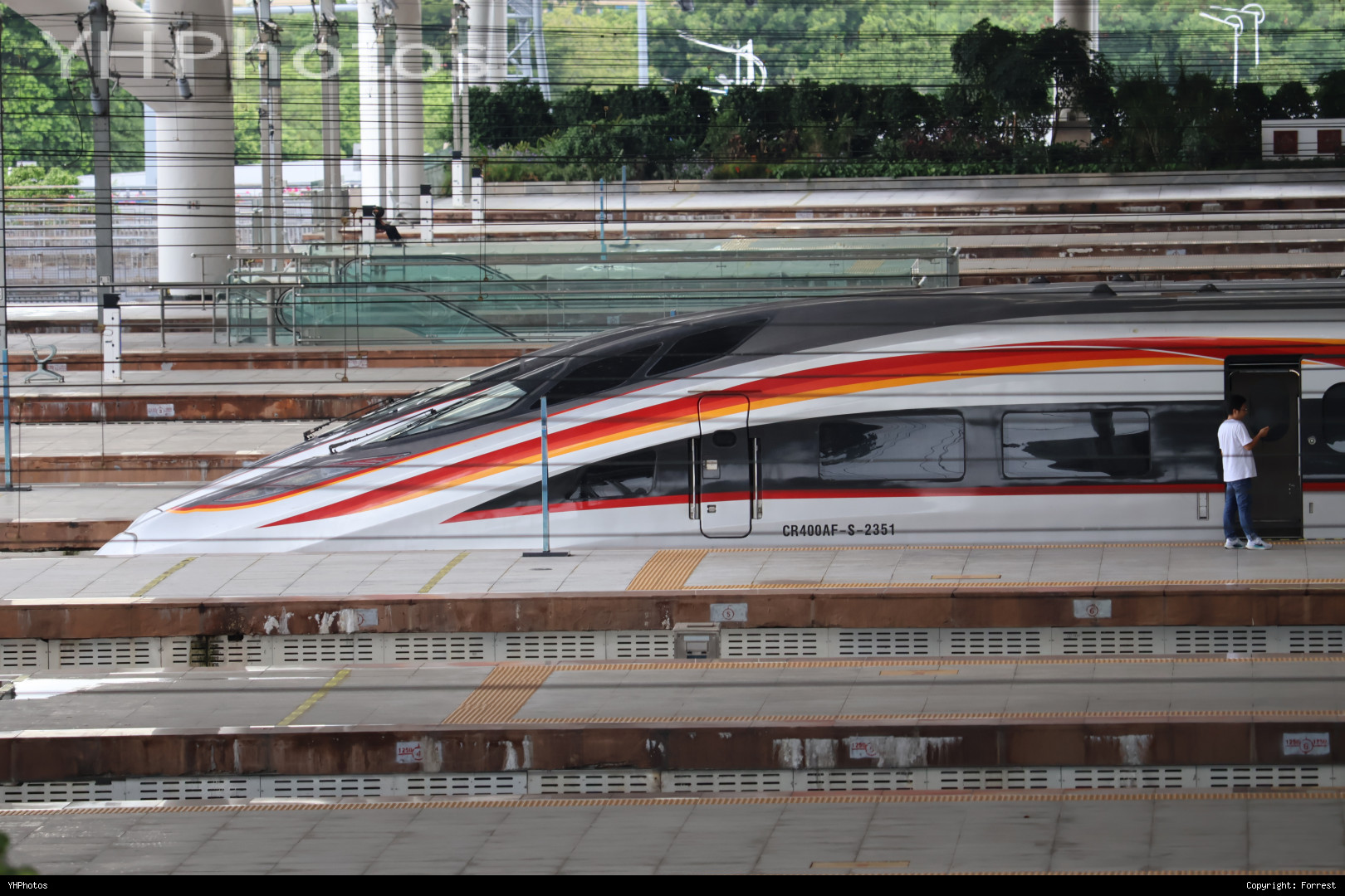 锐龙智行停靠在广州南站