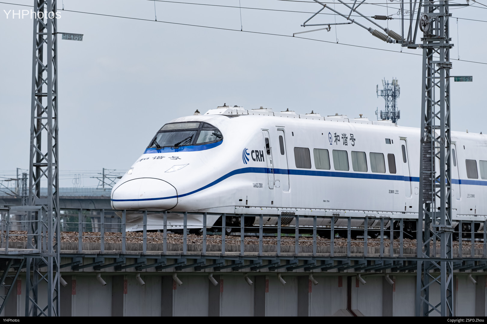 和谐号动车穿梭于钢铁森林中