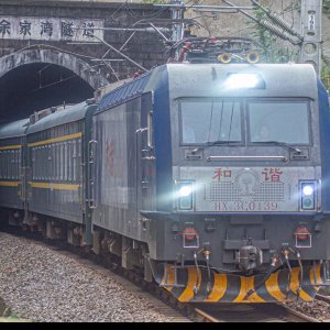 苗山中的扶贫慢车