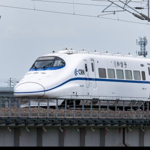 和谐号动车穿梭于钢铁森林中